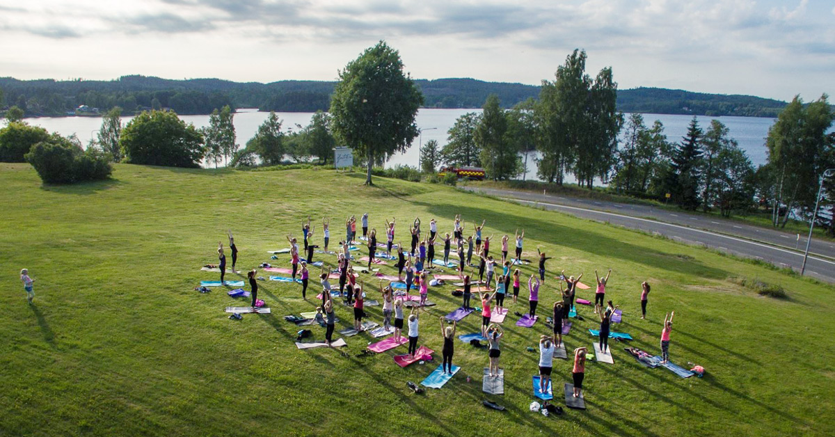 Utomhusyoga i Hindas